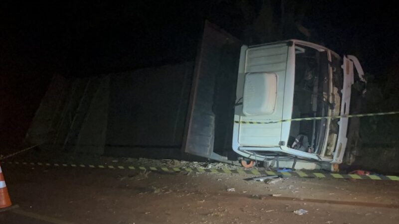Homem morre e outras duas pessoas ficam em estado grave após tombamento de caminhão em Corbélia