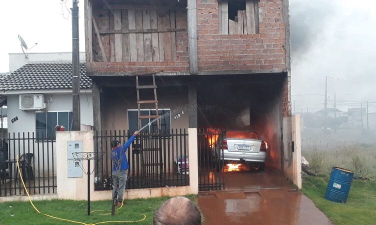Veja o Vídeo: Carro pega fogo em Ubiratã