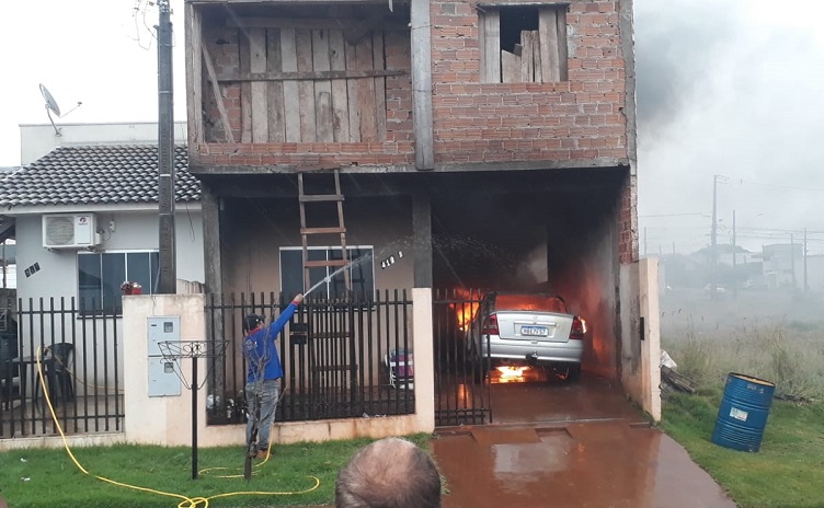 Veja o Vídeo: Carro pega fogo em Ubiratã