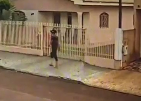 Vídeo: Câmera de segurança registra homem roubando moto no Centro de Ubiratã