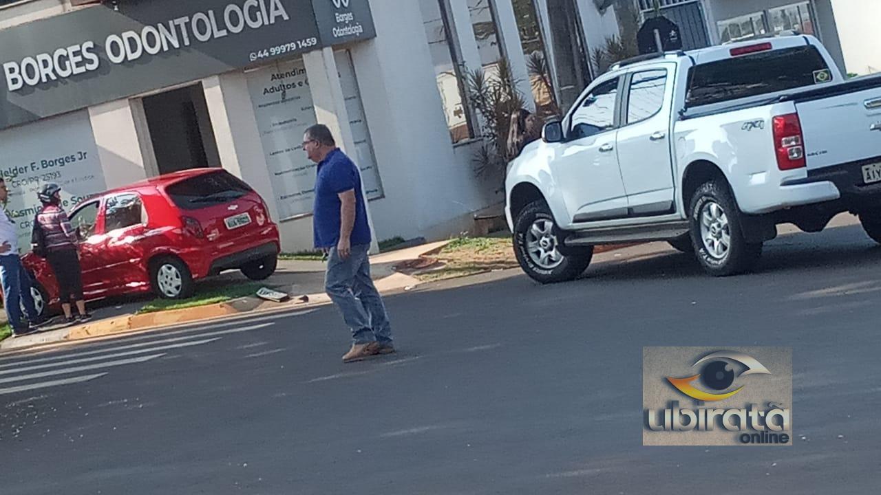 Acidente envolvendo carro e caminhonete é registrado no Centro de Ubiratã