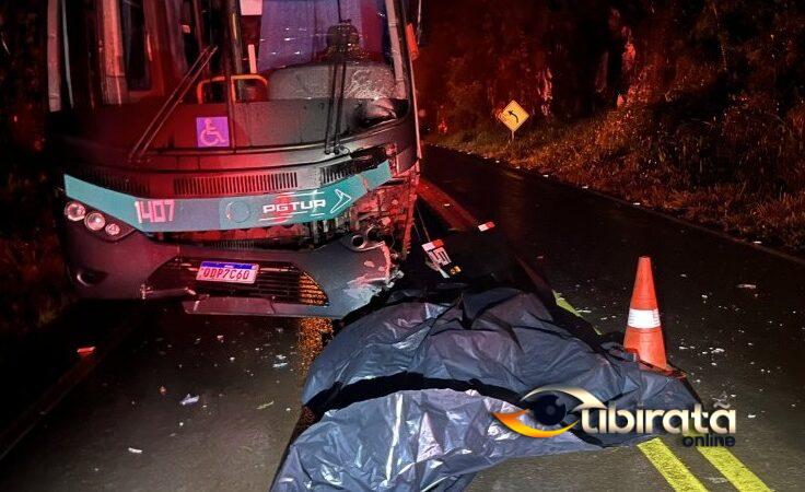 Motociclista morre e garupa fica gravemente ferido em colisão com ônibus na PR 573