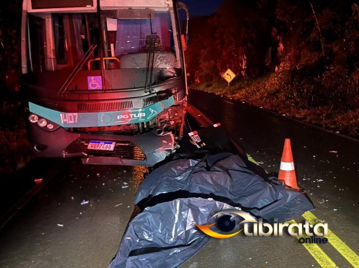 Motociclista morre e garupa fica gravemente ferido em colisão com ônibus na PR 573