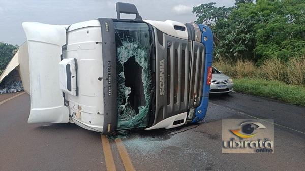 Carreta tomba sobre a pista da BR 369 em Ubiratã