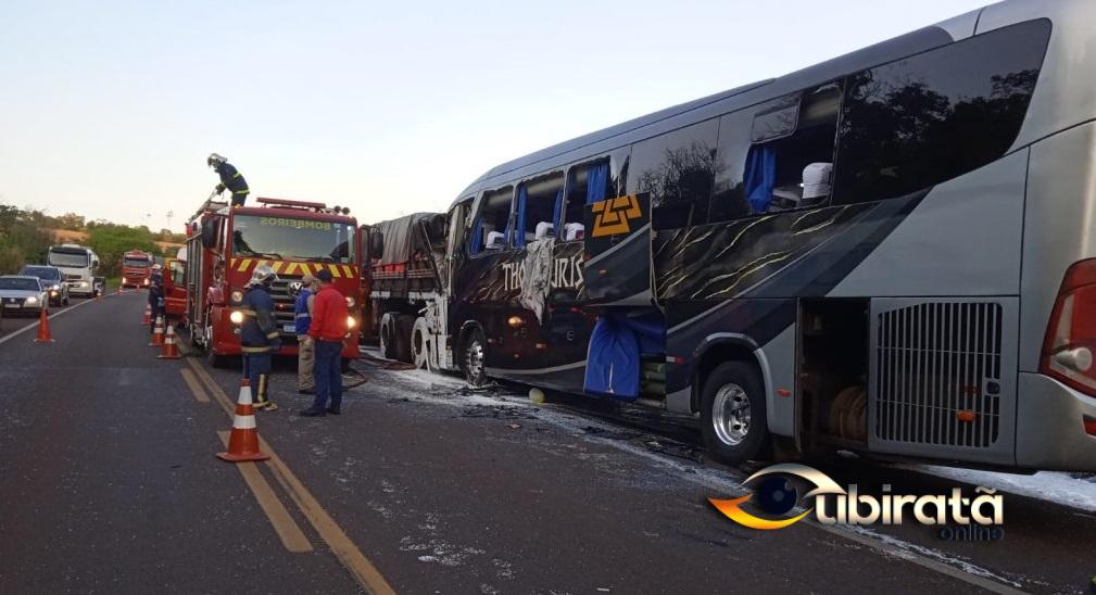 Motorista morre e vários ficam feridos em grave acidente entre carreta e ônibus na BR 369