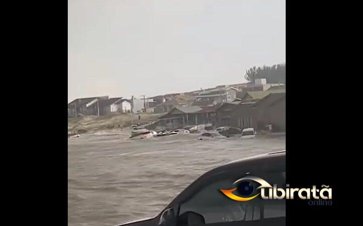 Tsunami meteorológico arrasta carros em praia de SC