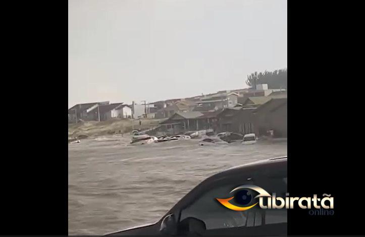 Tsunami meteorológico arrasta carros em praia de SC