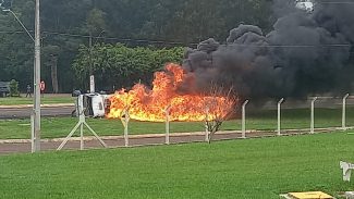 Caminhão é consumido pelo fogo após colisão na BR 277