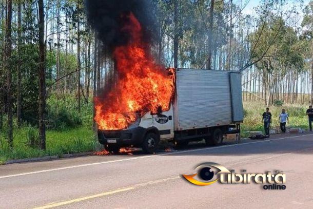 Caminhão é consumido pelo fogo na BR 272