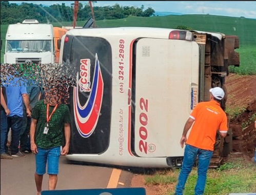 Trabalhadores ficam feridos em acidente envolvendo ônibus em Nova Aurora