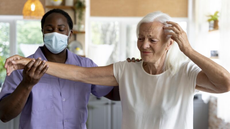 Quanto ganha um cuidador de idoso 3 vezes por semana: Entenda a Remuneração do Setor