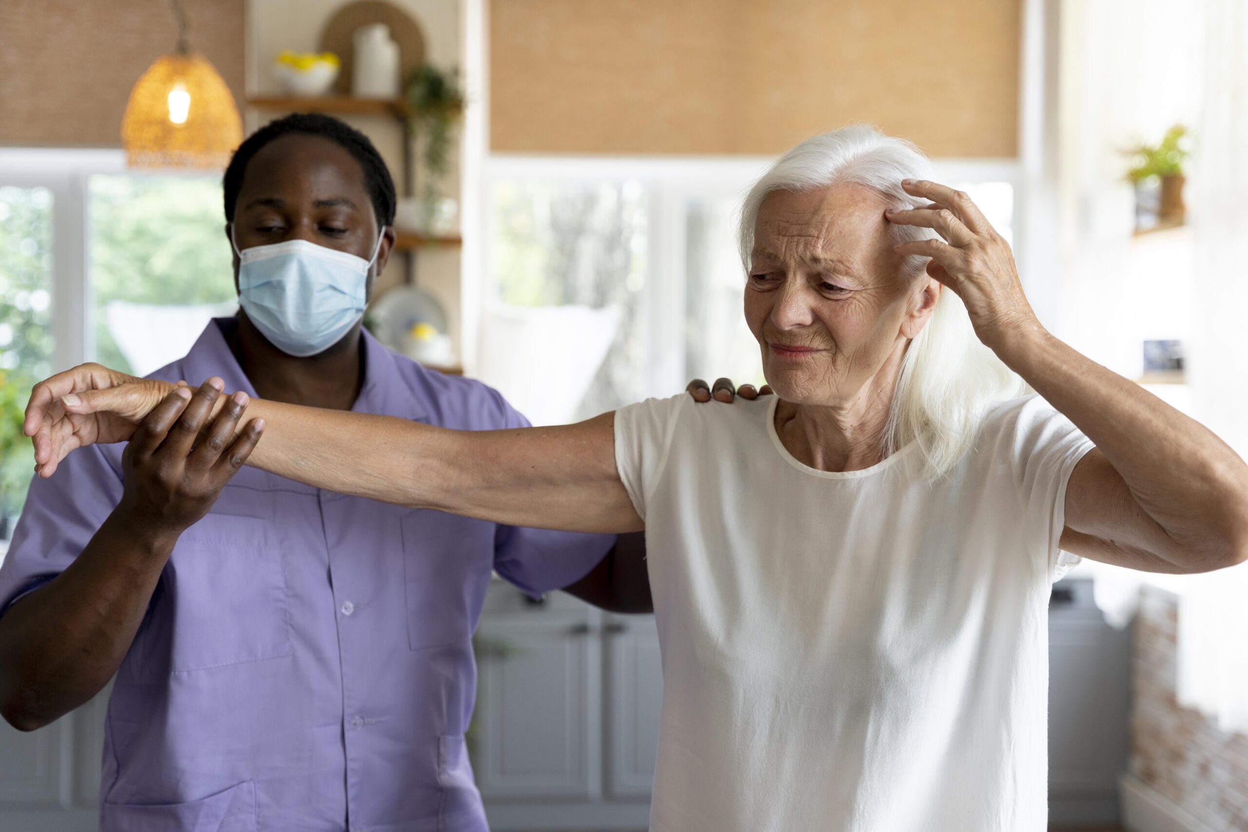 Quanto ganha um cuidador de idoso 3 vezes por semana: Entenda a Remuneração do Setor