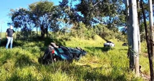 Gol capota após colidir na traseira de Saveiro na BR-280 em Marmeleiro