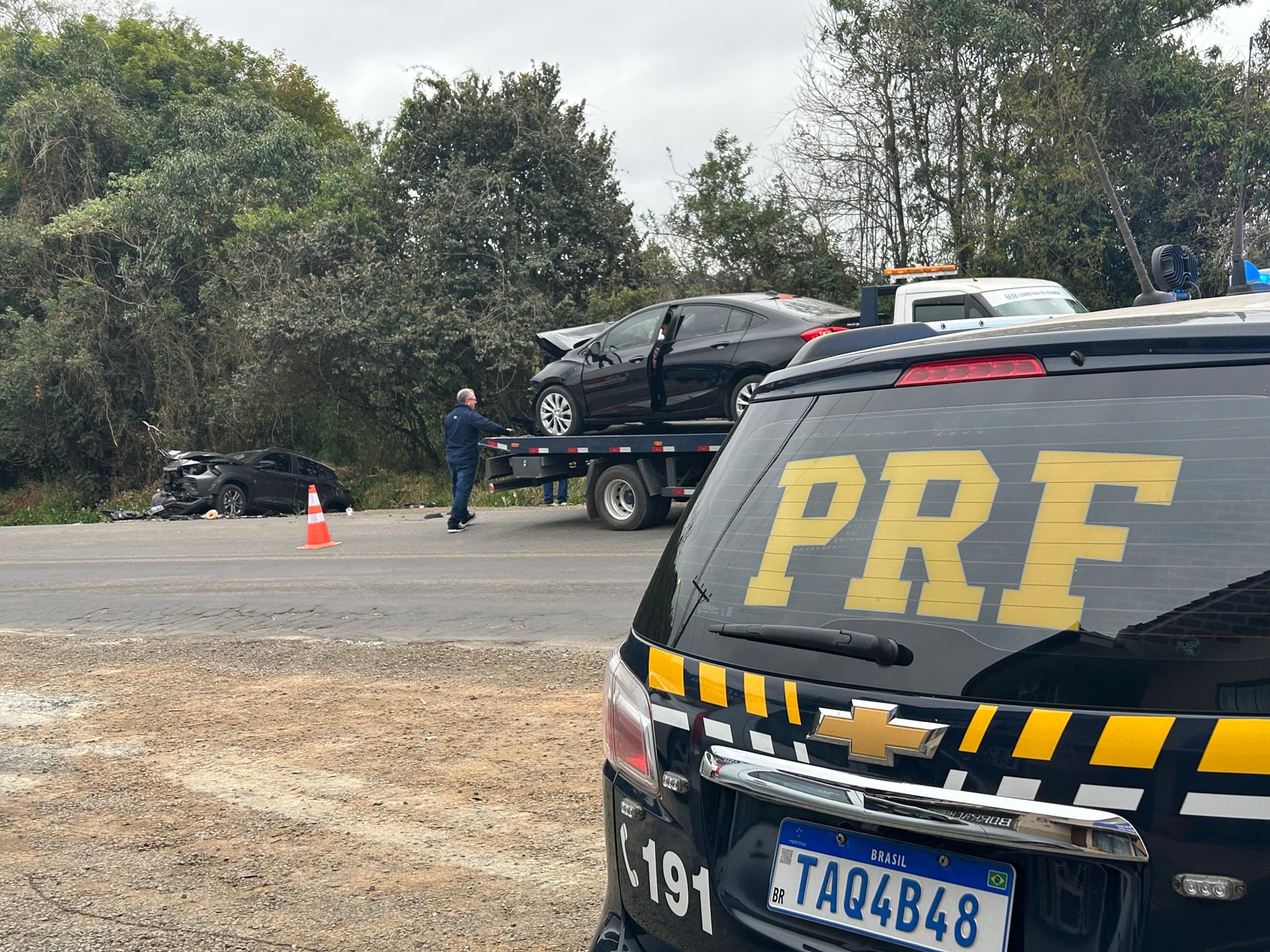 Colisão entre Pulse e Cruze deixa jovem de 18 e idosa de 71 anos feridos
