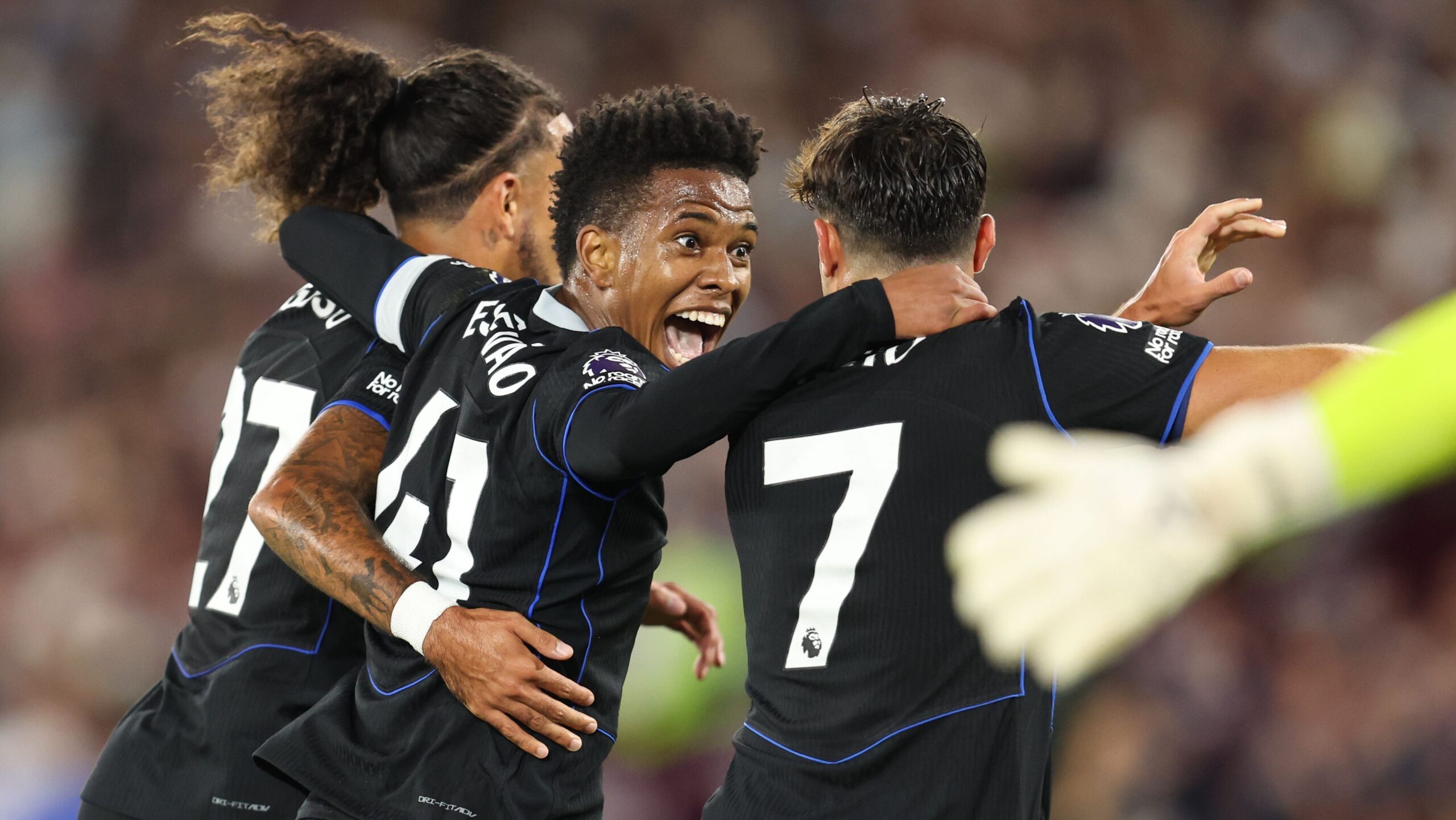 Estêvão ganha música da torcida do Chelsea inspirada em hit de 1975