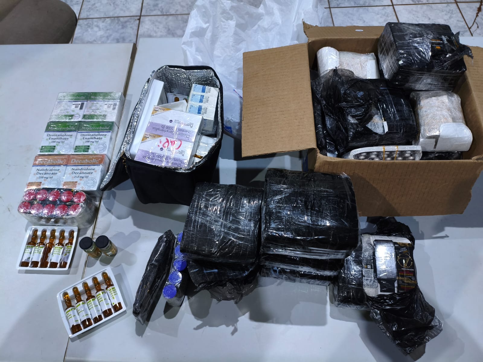 Ação da PM termina com apreensão de medicamentos contrabandeados em Cascavel