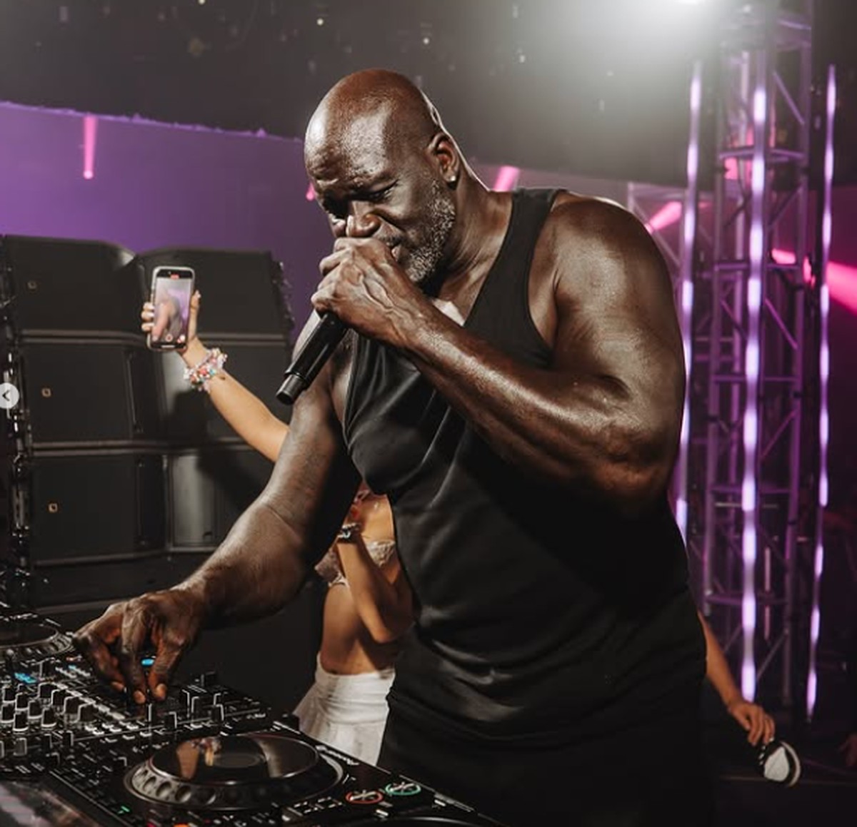 Shaquille O’Neal ou DJ Diesel? Atração do Lollapalooza 2026, ídolo do basquete tem carreira na música desde os anos 1990