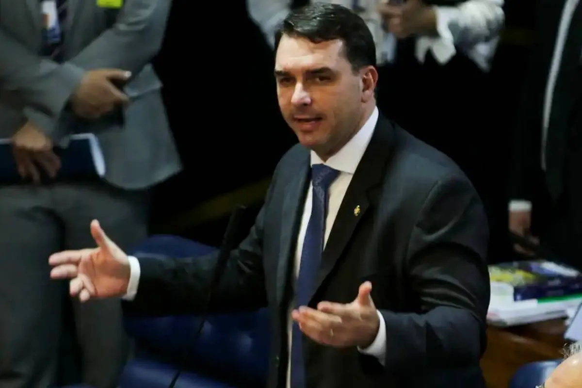 Avós e mãe de Flávio Bolsonaro são vítimas de assalto em casa no RJ