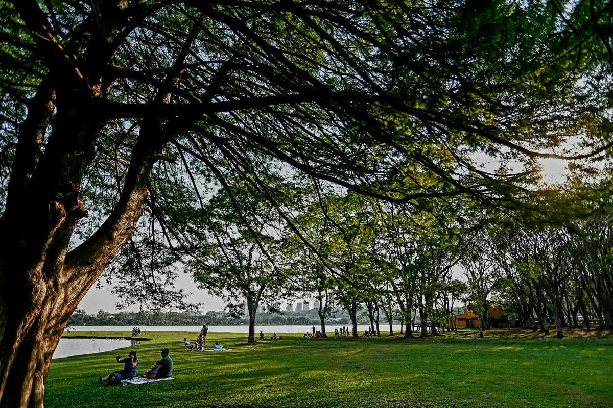 segunda começa com calor e céu nublado