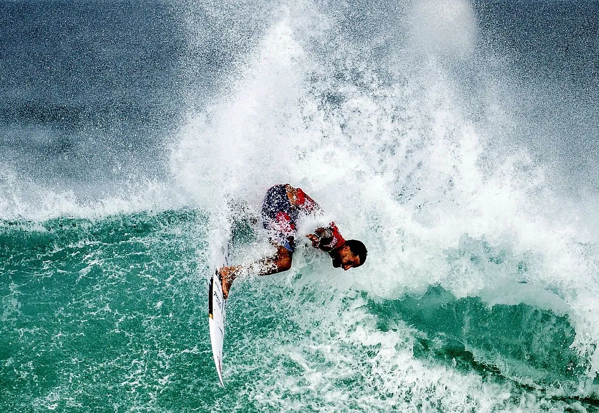 Brasileiros lutam por título mundial de surfe com meditação e ódio