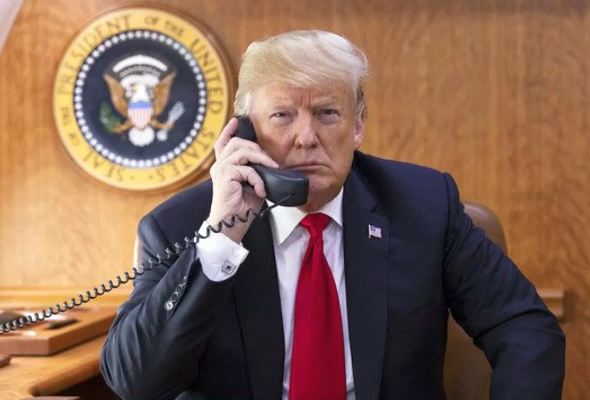 Após rumores de que estaria morto, Trump é visto jogando golfe