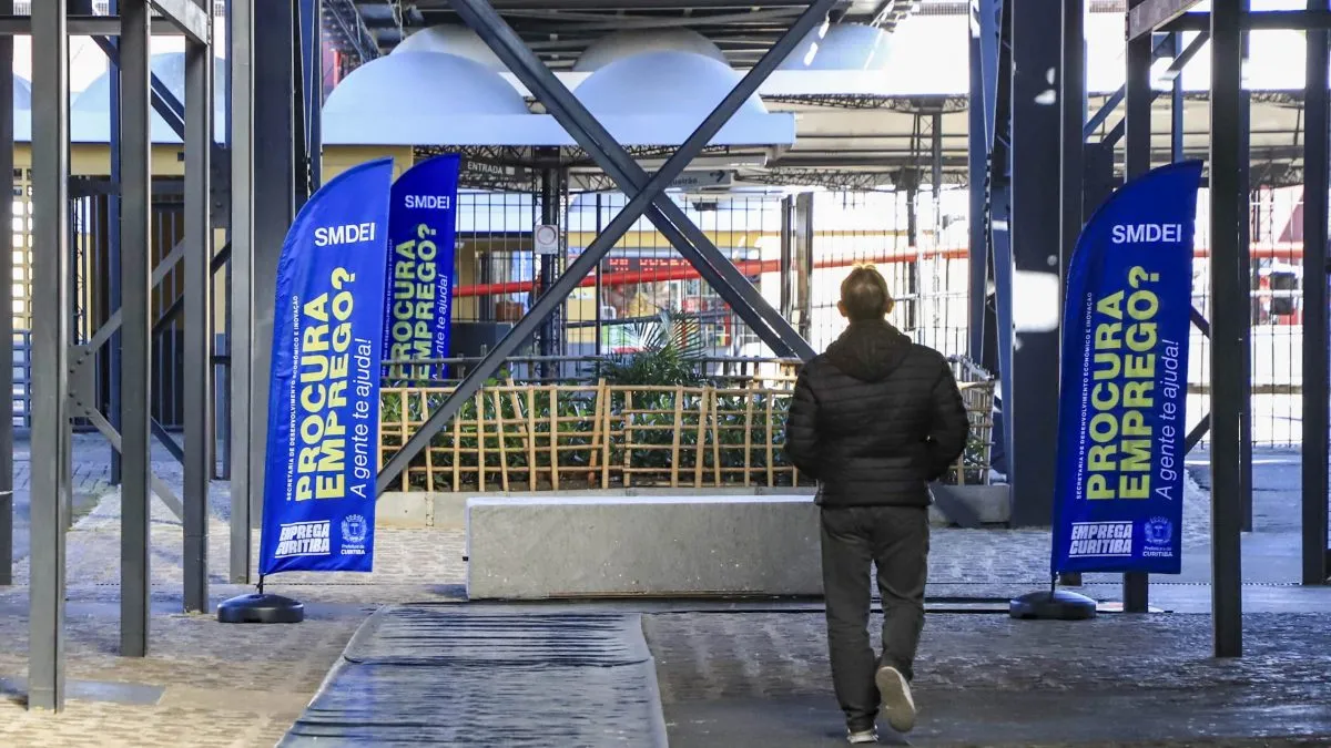 Ação oferta vagas de emprego em terminais de ônibus de Curitiba