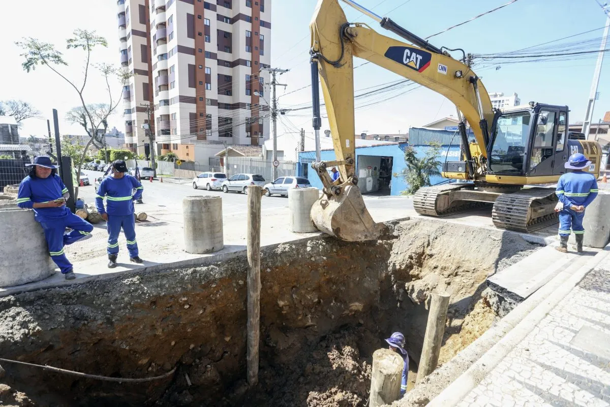 Obra emergencial de drenagem provoca bloqueios no Capão Raso