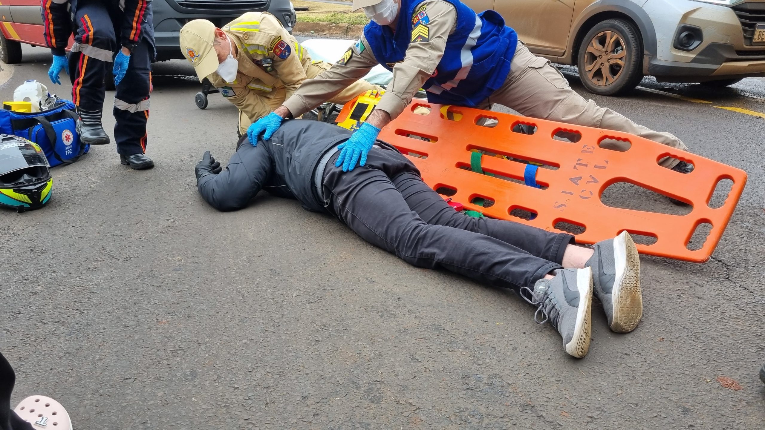 Motociclista fica ferido em acidente no viaduto do Trevo Guarujá