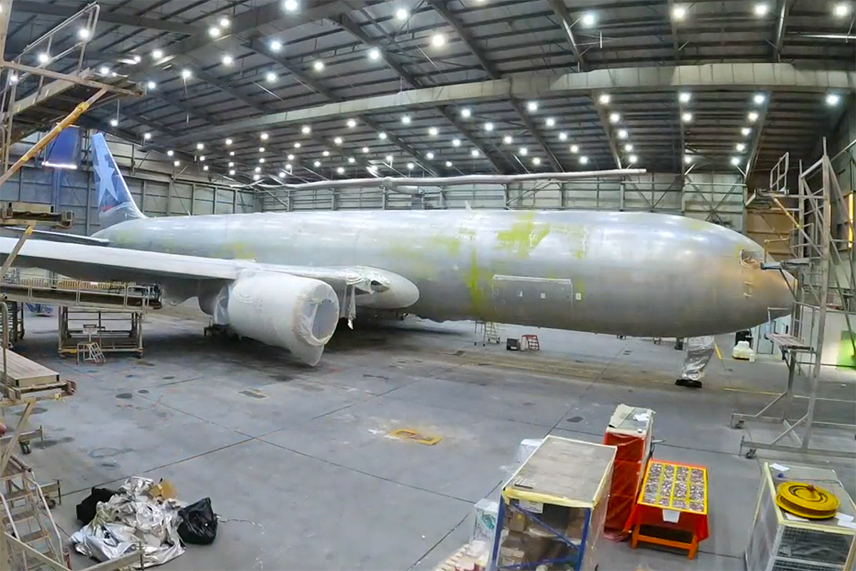 LATAM mostra processo de retirada da última aeronave com pintura da LAN, marcando o fim de uma era