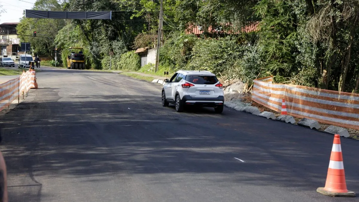 Trânsito é liberado na rua Eduardo Sprada; local tem nova rotatória