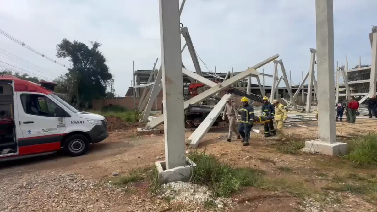 Estrutura de obra cai e trabalhadores ficam feridos em Pinhais