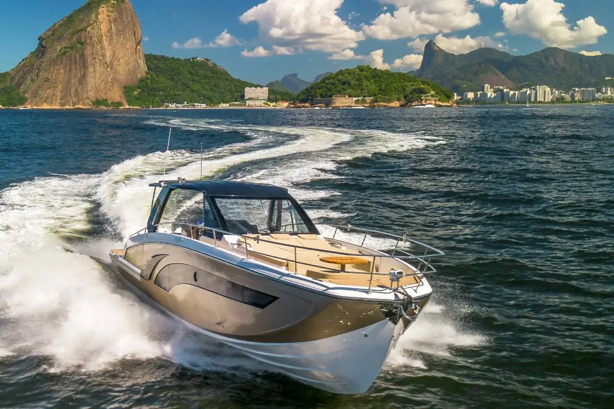 Barco de luxo feito na grande Curitiba vira objeto de desejo da elite brasileira