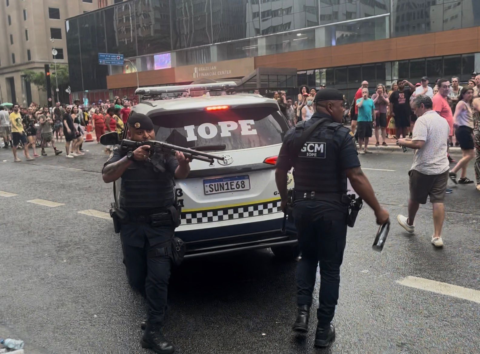 GCM usa arma e spray de pimenta ao escoltar ex-deputado bolsonarista de ato