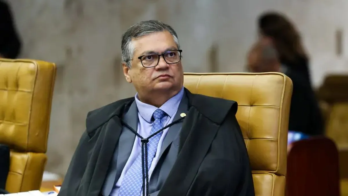 Ministro do STF vira alvo de ataques em voo para Brasília