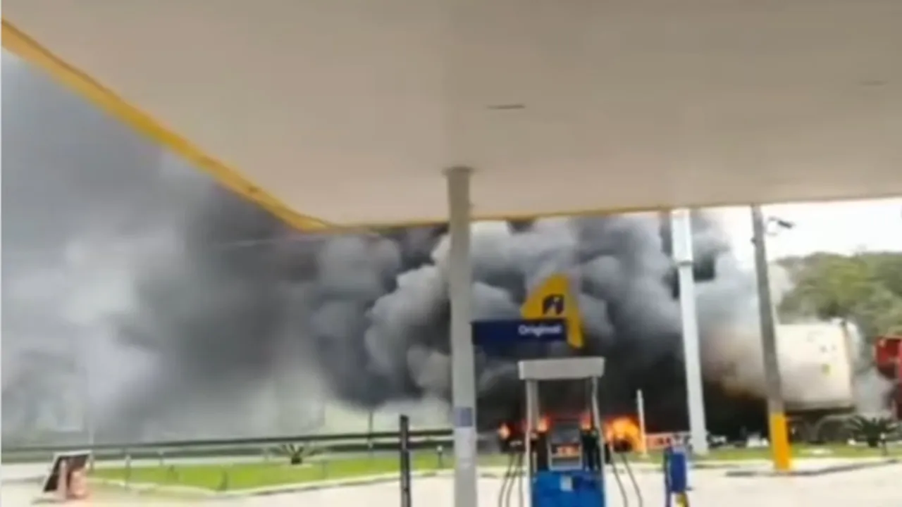 Caminhão pega fogo e interdita trecho da BR-277 no Litoral
