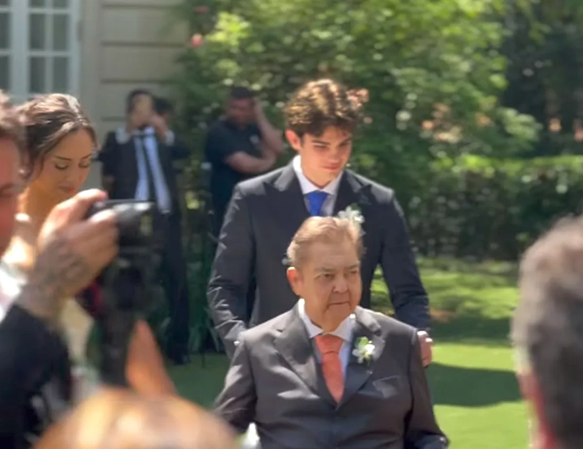 Faustão leva filha até o altar de cadeira de rodas