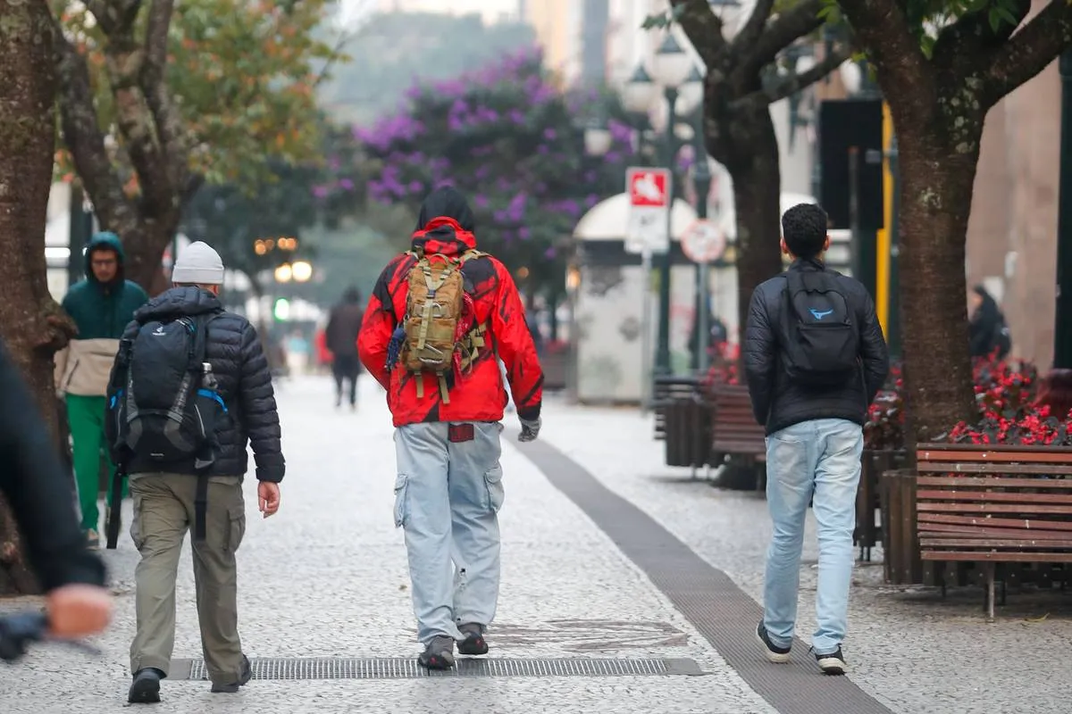 Primavera começa chuvosa e com virada no tempo em Curitiba