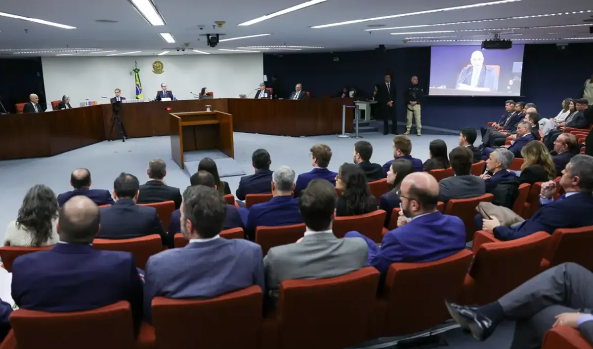 Como foi primeiro dia do julgamento de Bolsonaro e mais sete réus