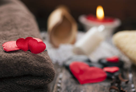 Ambiente terapêutico tranquilo para massagem tântrica individual em Belo Horizonte com elementos de bem-estar