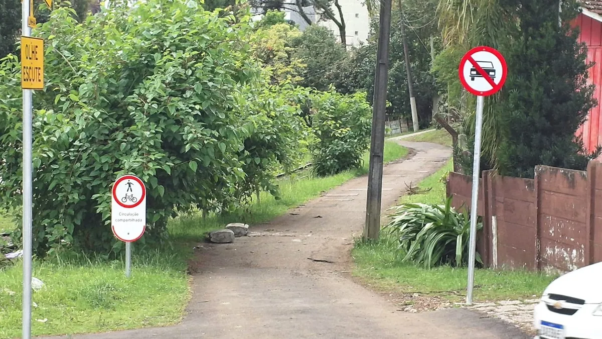Mesmo com placa, ciclovia é invadida por carros em Curitiba