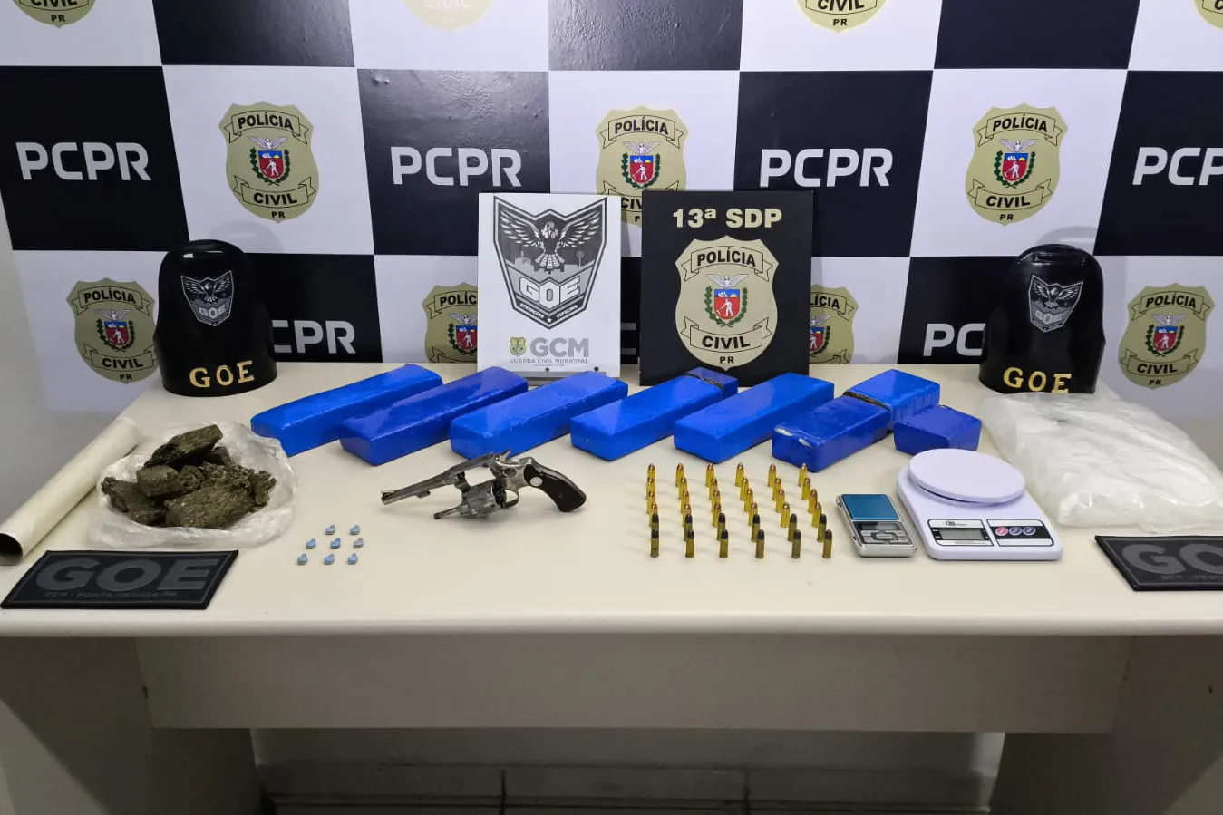 Drogas, armas e munições são encontradas