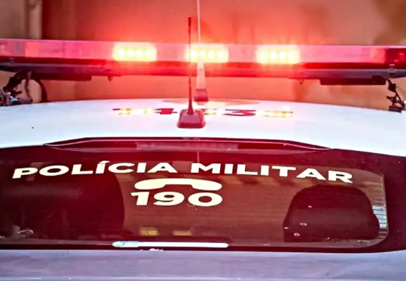 Motociclista morre após atropelar alunos da PM durante marcha estudantil em São José dos Pinhais