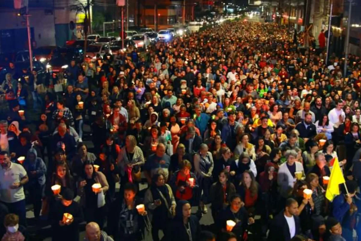 Procissão conduzida por Pe. Manzotti bloqueia ruas de Curitiba