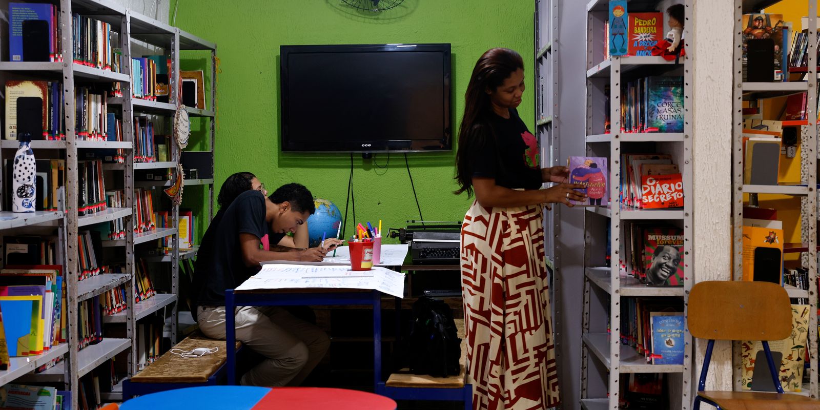 Iniciativas públicas e comunitárias aproximam brasileiros dos livros