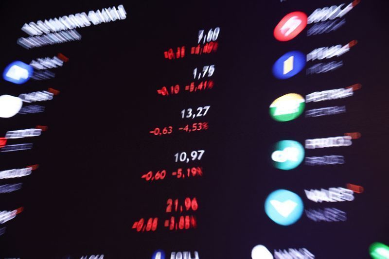 Ibovespa fecha em baixa com tombo da Cosan; dólar sobe