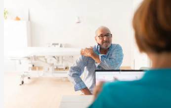 terapeuta-tantrica-certificado-sessao.jpg Terapeuta tântrico profissional conversando com o cliente em uma sessão, com foco na comunicação e no respeito mútuo antes do início da massagem