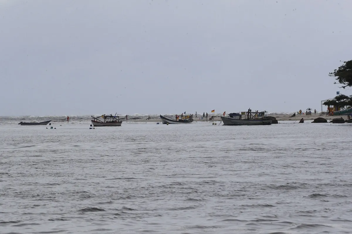 Litoral do Paraná tem alerta amarelo de ventos costeiros até terça