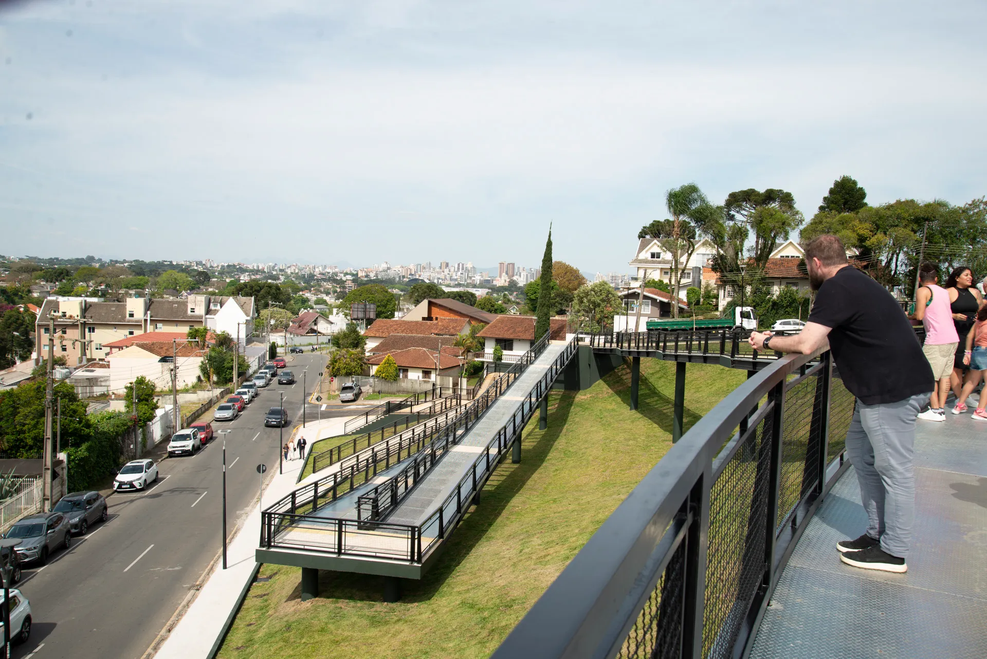 Curitiba ganha nova praça com mirante e vista para a Serra do Mar