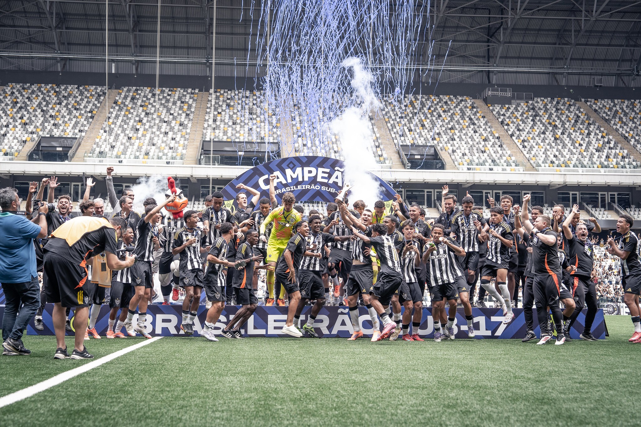 CBF pede desculpas ao Atlético por serpentina azul em cerimônia