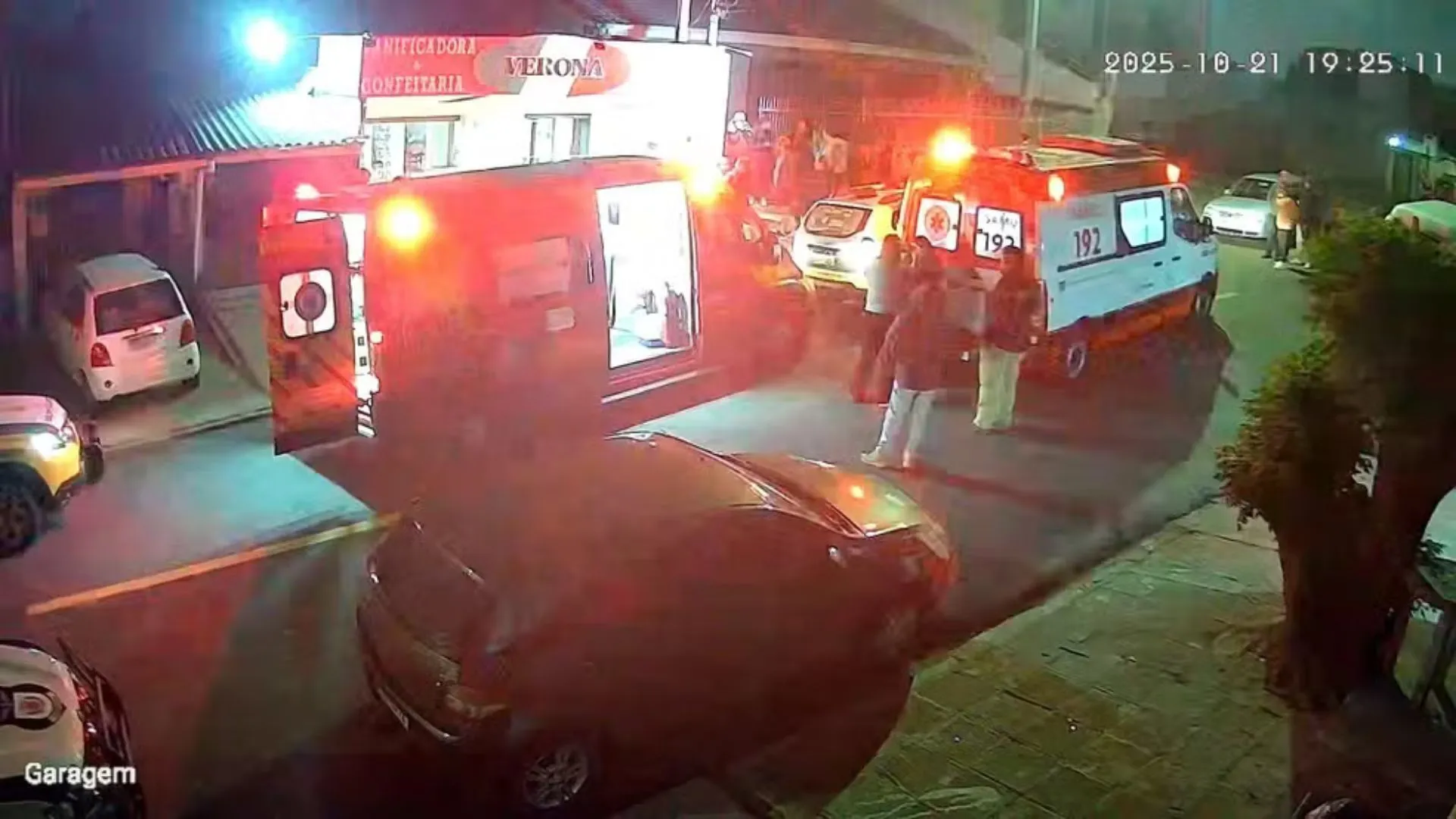 Homem mata esposa em panificadora; filhos tentam impedir